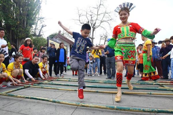 The Li People's Vibrant Bamboo Dance: A Cultural Jewel of Hainan