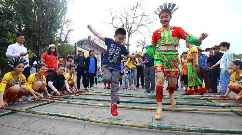 The_Li_Peoples_Vibrant_Bamboo_Dance_A_Cultural_Jewel_of_Hainan - Khabar Asia The Li People's Vibrant Bamboo Dance: A Cultural Jewel of Hainan