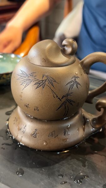 The_Magic_of_the_Spoutless_Teapot__Unveiling_an_Ingenious_Design_poster - Khabar Asia The_Magic_of_the_Spoutless_Teapot__Unveiling_an_Ingenious_Design video poster