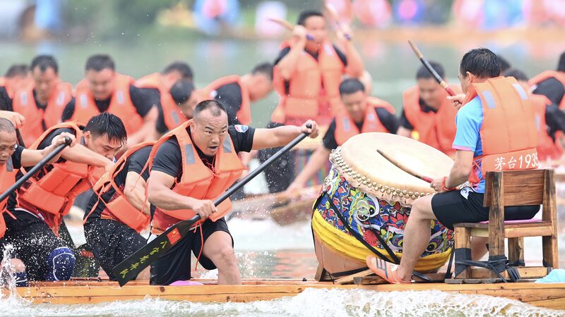 Thousands Gather for Thrilling Dragon Boat Race in Tongren's Duanwu Festival