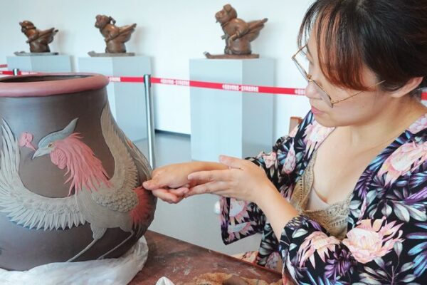 Thumb Stacking Magic: The Timeless Art of Yixing Jun-Glazed Pottery Thumb_Stacking_Magic__The_Timeless_Art_of_Yixing_Jun_Glazed_Pottery