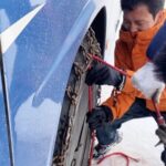 Tourists Brave High-Altitude Snow to Ensure Safe Journey in Sichuan video poster