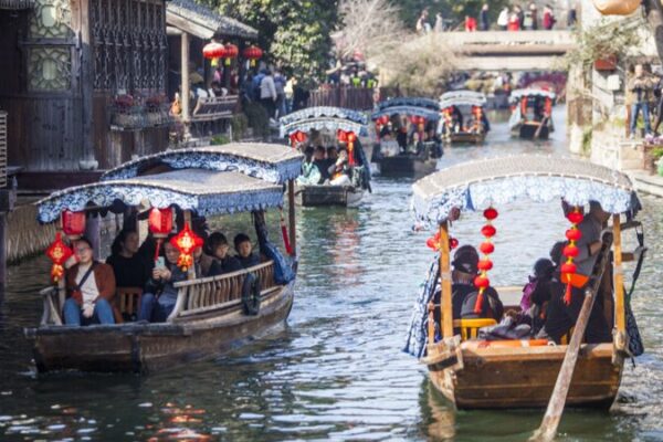 Tourists Celebrate Spring Festival with Scenic Boat Tours in Huzhou’s Nanxun Ancient Town Tourists Celebrate Spring Festival with Scenic Boat Tours in Huzhou's Nanxun Ancient Town