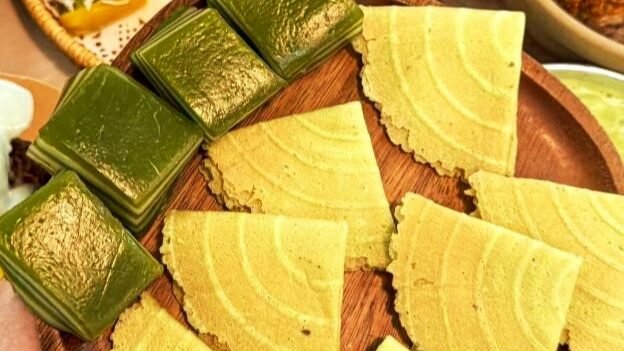 Tourists_Delight_in_Hainan_s_Coconut_and_Pandan_Desserts
