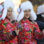 Tourists_Embrace_Traditional_Flower_Patterns_in_Harbins_Fashion_Trend - Khabar Asia Tourists Embrace Traditional Flower Patterns in Harbin's Fashion Trend