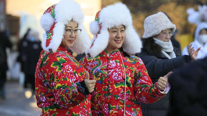 Tourists Embrace Traditional Flower Patterns in Harbin's Fashion Trend