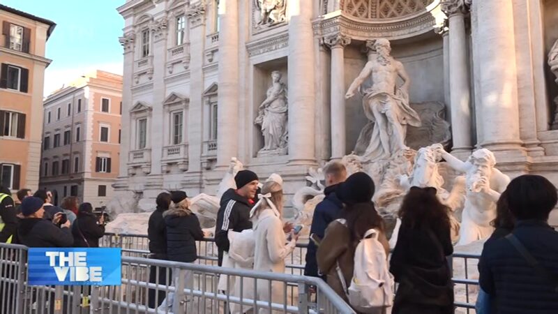Tourists_Enjoy_Rare_Close_Up_of_Trevi_Fountain_Sculptures - Khabar Asia Tourists_Enjoy_Rare_Close_Up_of_Trevi_Fountain_Sculptures