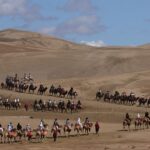 Tourists_Flock_to_Gansu_s_Mingsha_Mountain_and_Crescent_Spring_for_Desert_Adventures