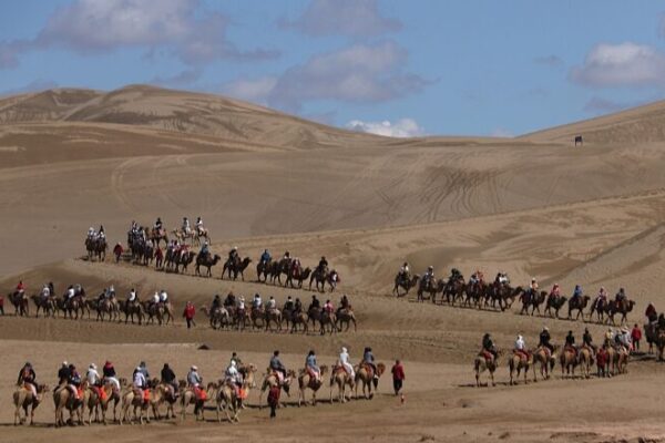 Tourists Flock to Gansu’s Mingsha Mountain and Crescent Spring for Desert Adventures Tourists_Flock_to_Gansu_s_Mingsha_Mountain_and_Crescent_Spring_for_Desert_Adventures