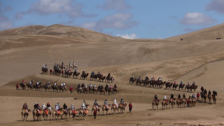 Tourists_Flock_to_Gansu_s_Mingsha_Mountain_and_Crescent_Spring_for_Desert_Adventures - Khabar Asia Tourists_Flock_to_Gansu_s_Mingsha_Mountain_and_Crescent_Spring_for_Desert_Adventures