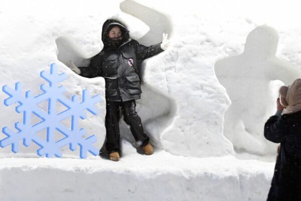 Tourists Flock to Harbin Ice and Snow World Before Seasonal Closure