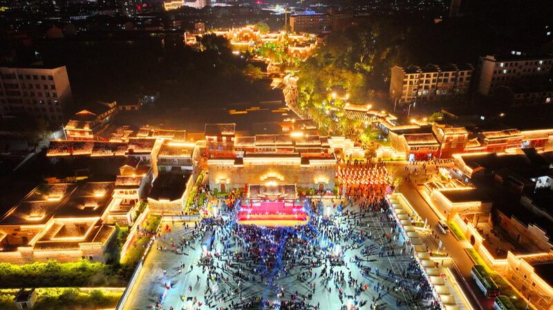 Tourists_Flock_to_Jinxi_s_Revitalized_Historical_District_for_Nighttime_Splendor - Khabar Asia Tourists_Flock_to_Jinxi_s_Revitalized_Historical_District_for_Nighttime_Splendor