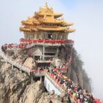 Tourists Flock to Laojun Mountain Amid Misty Weather During Qingming Festival