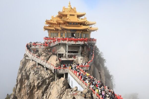 Tourists Flock to Laojun Mountain Amid Misty Weather During Qingming Festival