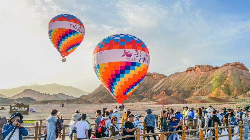 Tourists_Flock_to_Zhangyes_Stunning_Multicolored_Danxia - Khabar Asia Tourists Flock to Zhangye's Stunning Multicolored Danxia