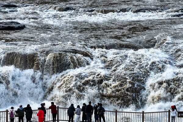 Tourists_Marvel_at_the_Winter_Splendor_of_Hukou_Waterfall - Khabar Asia Tourists Marvel at the Winter Splendor of Hukou Waterfall
