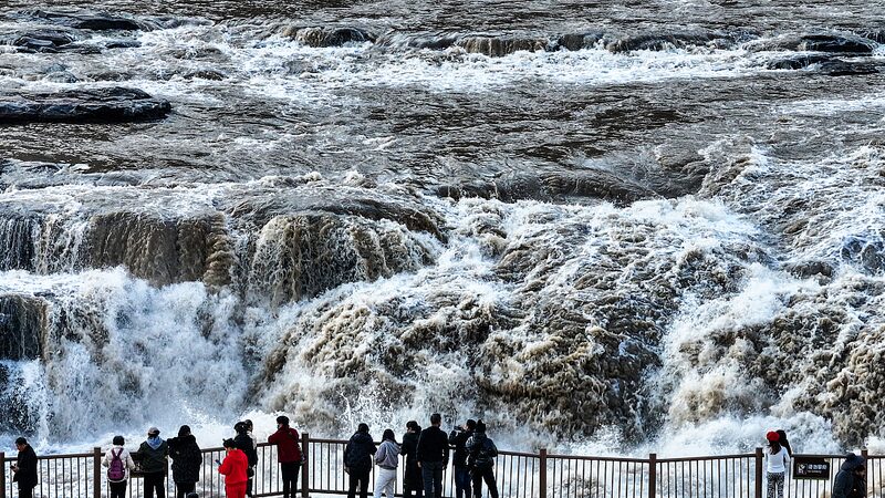 Tourists_Marvel_at_the_Winter_Splendor_of_Hukou_Waterfall - Khabar Asia Tourists Marvel at the Winter Splendor of Hukou Waterfall