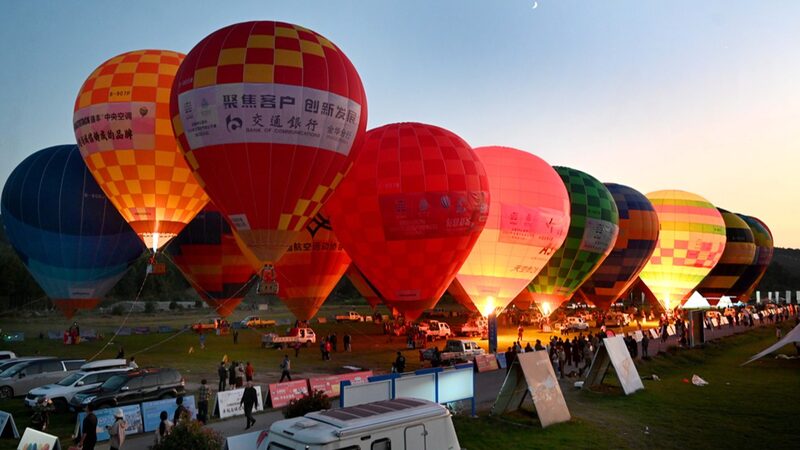 Tourists_Soar_Over_Zhejiang_in_Romantic_Hot_Air_Balloon_Festival - Khabar Asia Tourists_Soar_Over_Zhejiang_in_Romantic_Hot_Air_Balloon_Festival