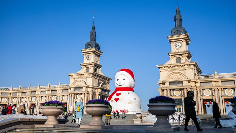 Towering_Snowman_Becomes_Annual_Landmark_in_Harbins_Winter_Wonderland_poster - Khabar Asia Towering Snowman Becomes Annual Landmark in Harbin's Winter Wonderland video poster