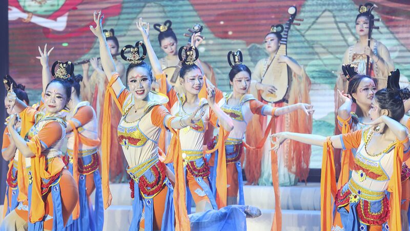 Traditional_Costumes_Shine_at_Jiangsu_Colleges_60th_Anniversary - Khabar Asia Traditional Costumes Shine at Jiangsu College's 60th Anniversary