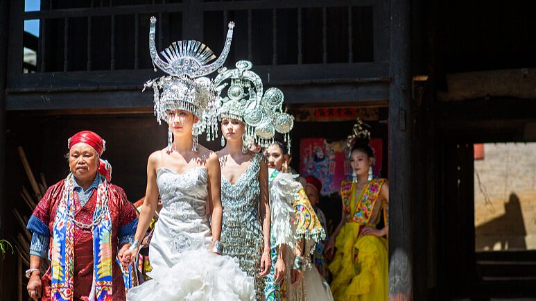 Traditional_Miao_and_Dong_Costumes_Dazzle_at_Kaili_City_Fashion_Show