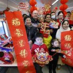 Train Passengers Celebrate Kitchen God Day with Music and Festivities