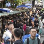 Travelers Flock to China's Hidden Gems on First Day of Labor Day Holiday