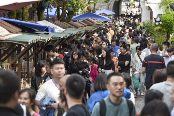 Travelers Flock to China’s Hidden Gems on First Day of Labor Day Holiday Travelers Flock to China's Hidden Gems on First Day of Labor Day Holiday
