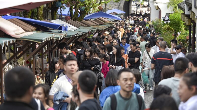 Travelers_Flock_to_Chinas_Hidden_Gems_on_First_Day_of_Labor_Day_Holiday - Khabar Asia Travelers Flock to China's Hidden Gems on First Day of Labor Day Holiday