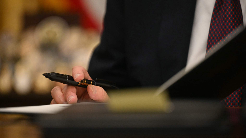 Trump_Signs_Executive_Order_to_Withdraw_US_from_Paris_Agreement_and_WHO - Khabar Asia Trump_Signs_Executive_Order_to_Withdraw_US_from_Paris_Agreement_and_WHO