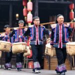 Tujia_Ethnic_Performances_Delight_Visitors_in_Chongqing_s_Shisanzhai_Scenic_Area