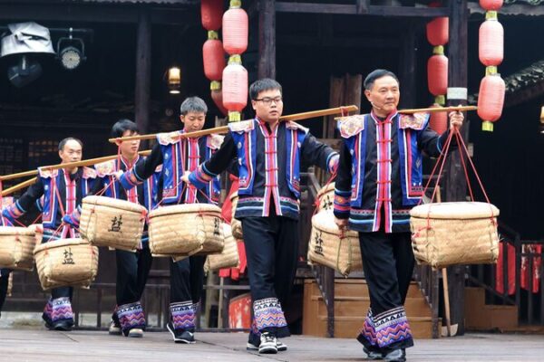 Tujia_Ethnic_Performances_Delight_Visitors_in_Chongqing_s_Shisanzhai_Scenic_Area