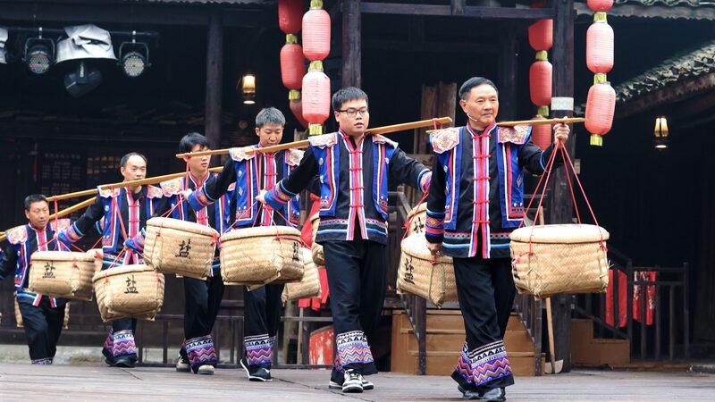 Tujia_Ethnic_Performances_Delight_Visitors_in_Chongqing_s_Shisanzhai_Scenic_Area - Khabar Asia Tujia_Ethnic_Performances_Delight_Visitors_in_Chongqing_s_Shisanzhai_Scenic_Area