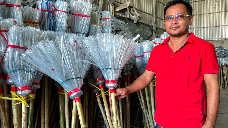Turning_Plastic_Waste_into_Brooms_Cambodian_Entrepreneur_Sweeps_Up_Pollution - Khabar Asia Turning Plastic Waste into Brooms: Cambodian Entrepreneur Sweeps Up Pollution