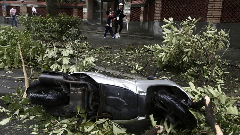 Typhoon_Kong_rey_Strikes_Taiwan_Region__Leaves_3_Dead - Khabar Asia Typhoon_Kong_rey_Strikes_Taiwan_Region__Leaves_3_Dead