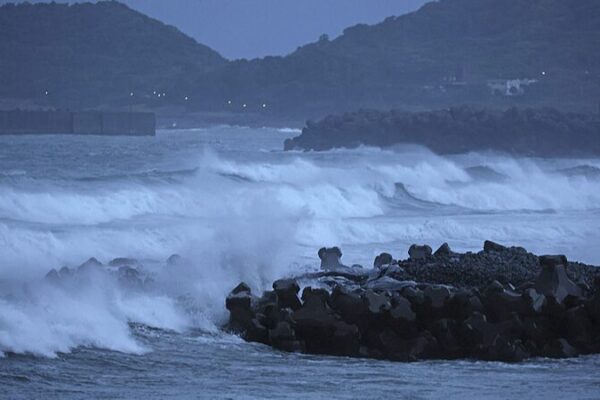 Typhoon_Shanshan_Nears_Japan__9_Injured__Mass_Evacuations_Ordered
