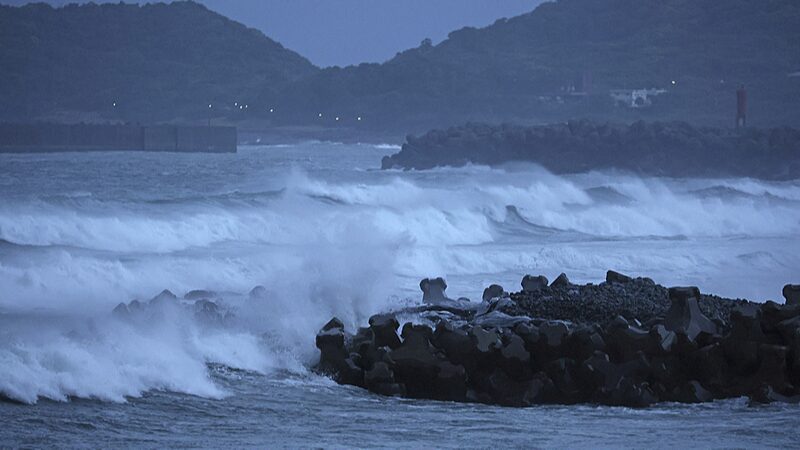 Typhoon_Shanshan_Nears_Japan__9_Injured__Mass_Evacuations_Ordered
