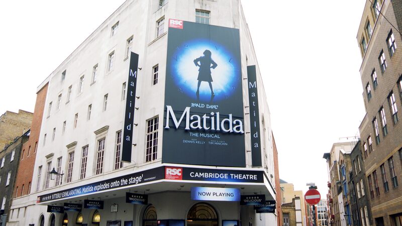 UK_Theatres_Urge_Mask-Wearing_to_Save_Christmas_Shows_Amid_Omicron_Surge_poster - Khabar Asia UK Theatres Urge Mask-Wearing to Save Christmas Shows Amid Omicron Surge video poster