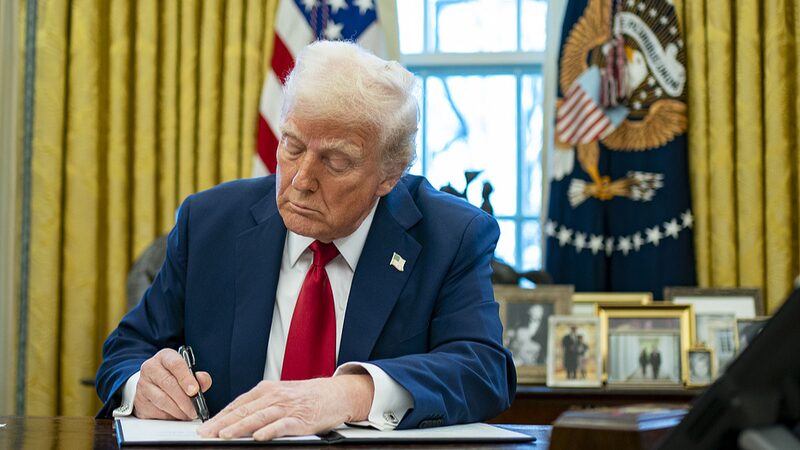 US_Growth_Slows_as_Trump_s_Tariffs_Loom__Tech_Giants_Report_Mixed_Earnings