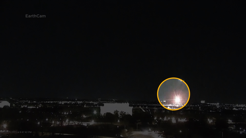 U_S__Passenger_Plane_Collides_with_Military_Helicopter__Crashes_into_Potomac_River video poster