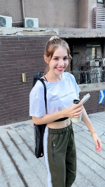 Ukrainian Vlogger Shares Tea Rituals in Beijing, Inspiring Global Connection video poster