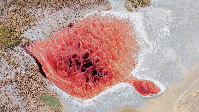 Ulan_Lake__The_Red_Jewel_Hidden_in_Inner_Mongolia_s_Tengger_Desert