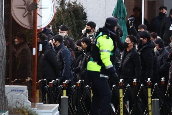 Uncertainty Looms as South Korean Investigators Fail to Arrest Impeached President Yoon Uncertainty_Looms_as_South_Korean_Investigators_Fail_to_Arrest_Impeached_President_Yoon