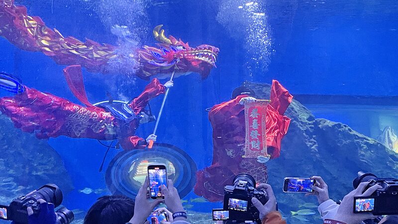 Underwater_Dragon_Dance_Dazzles_at_Wuhans_Haichang_Ocean_Park - Khabar Asia Underwater Dragon Dance Dazzles at Wuhan's Haichang Ocean Park