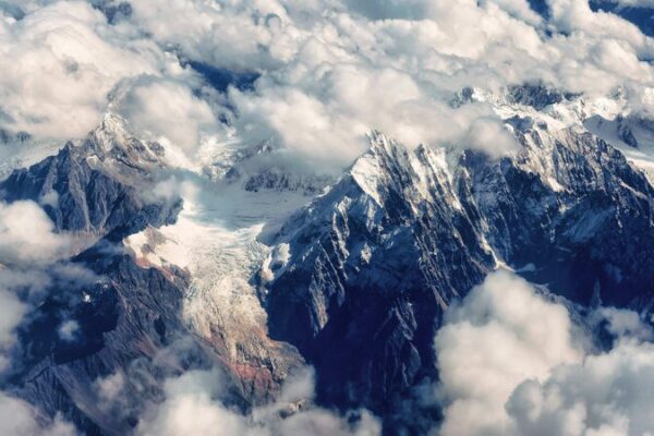 Unforgettable Views Along the Road to Xizang: A Journey Through China’s Majestic Mountains Unforgettable_Views_Along_the_Road_to_Xizang__A_Journey_Through_China_s_Majestic_Mountains