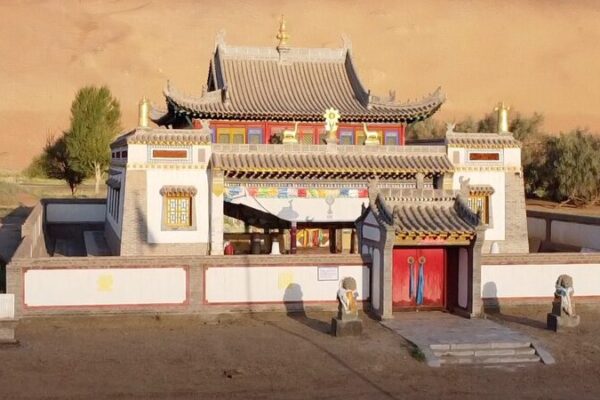 Unveiling the Forbidden City in the Desert: The Badain Jaran Temple Unveiling_the_Forbidden_City_in_the_Desert__The_Badain_Jaran_Temple