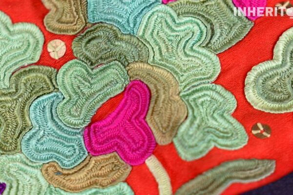 Unveiling_the_Intricate_Art_of_Miao_Embroidery__A_Tapestry_of_Culture_and_Craftsmanship
