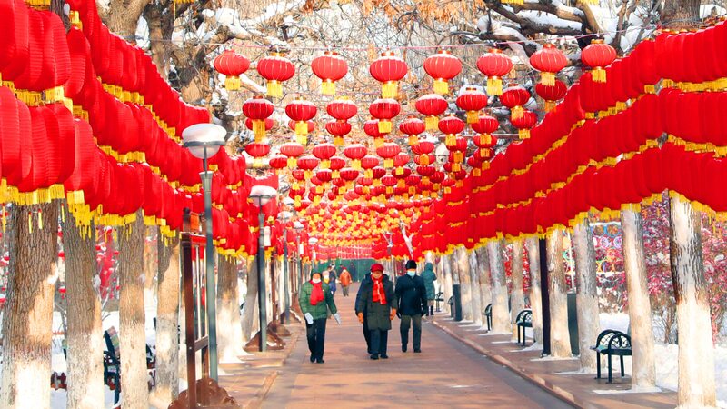 Urumqis_Peoples_Park_Shines_with_Red_Lanterns_as_New_Year_Festivities_Begin - Khabar Asia Urumqi's People's Park Shines with Red Lanterns as New Year Festivities Begin
