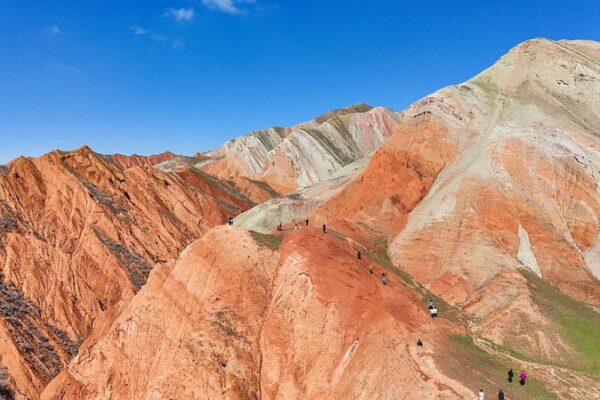 Visitors Flock to Xinjiang's Stunning Danxia Landform During Qingming Festival