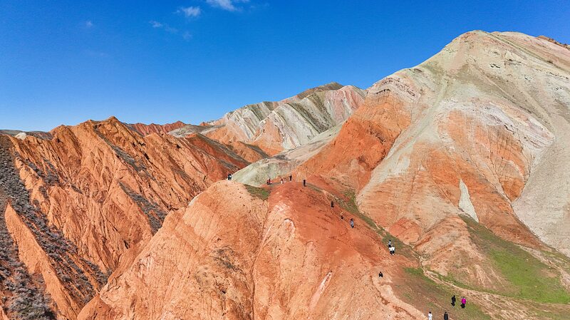 Visitors Flock to Xinjiang's Stunning Danxia Landform During Qingming Festival